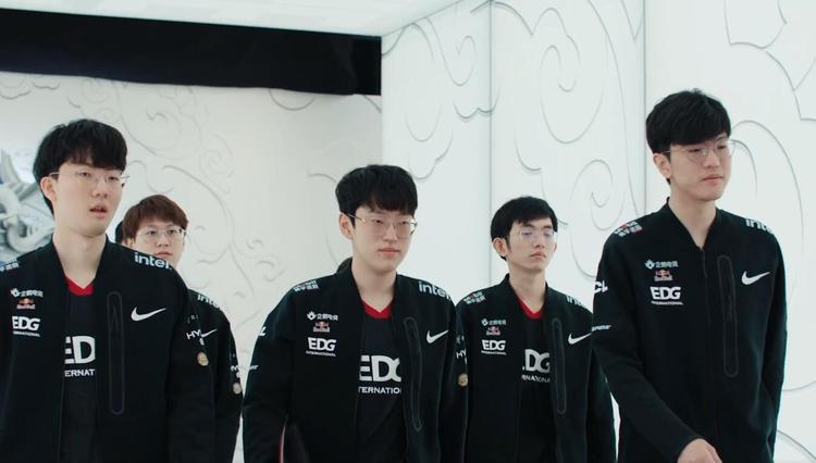 在困境中展 在困境中展