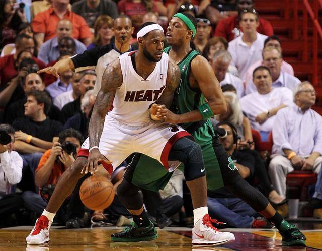 着激烈的碰 着激烈的碰